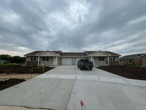 Building Photo - 1049-1051 Fir Ct