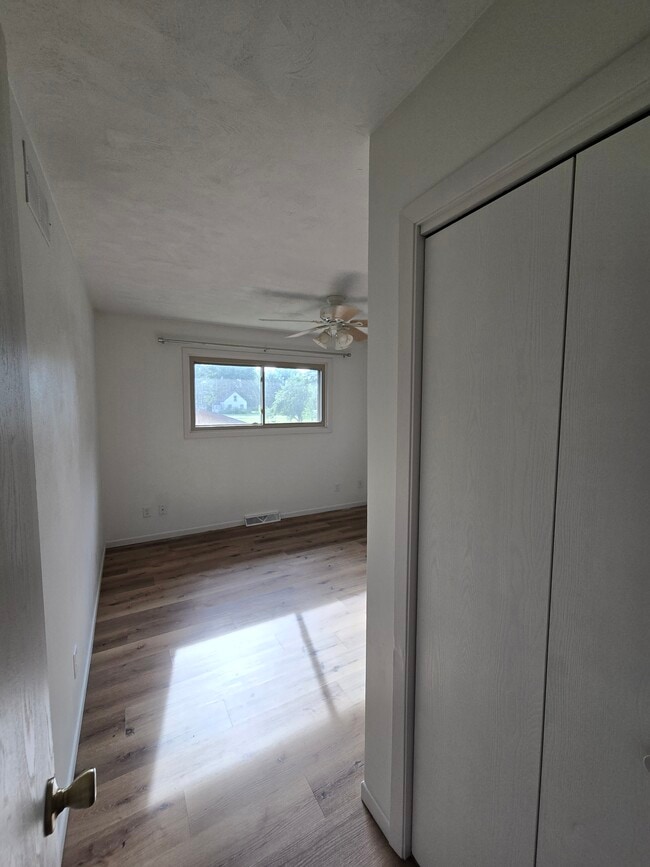 Building Photo - 1542 W River Dr