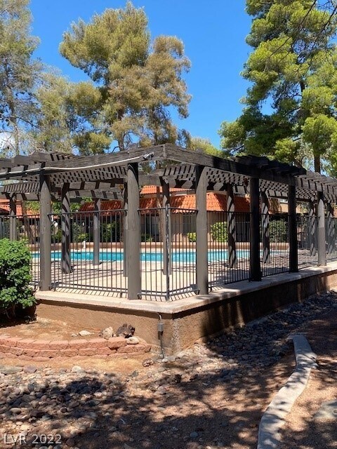 Foto del edificio - 6620 Bubbling Brook Dr
