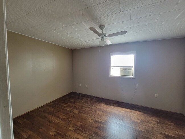 Building Photo - 2 Bed/1 Bath Upstairs Apartment