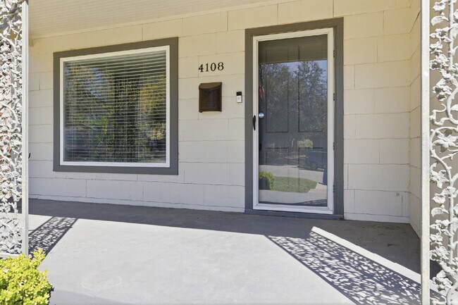 Foto del edificio - "Picture-perfect 2-1 with Updated Touches, a Cozy Backyard, and Prime Location near Downtown!"