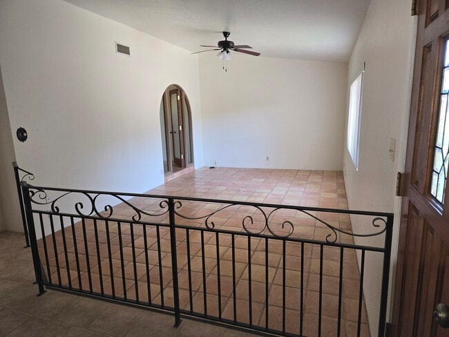 Building Photo - 330 Fairway Oaks Dr