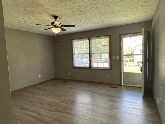 Building Photo - Walnut Grove House 3 Bedroom 1 Bath + covered car port!