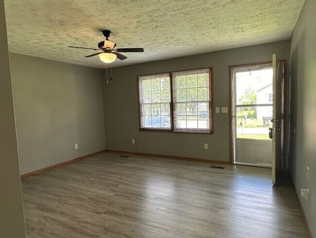 Foto del edificio - Walnut Grove House 3 Bedroom 1 Bath + covered car port!