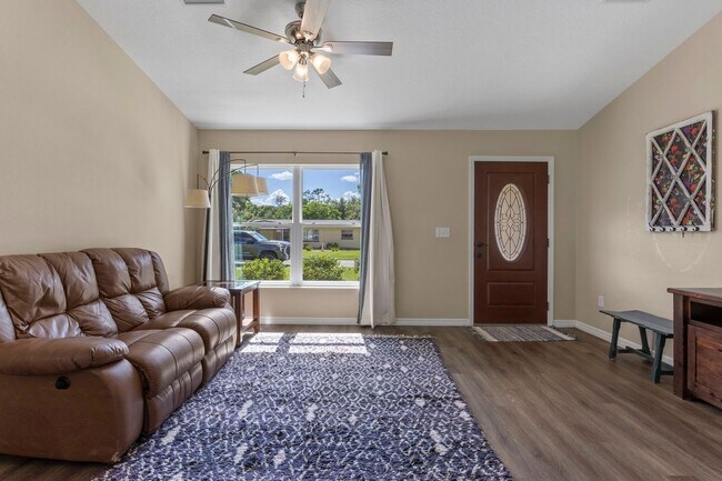 Foto del edificio - Beautiful 3 Bedroom 2 Bathroom Pool Home i...