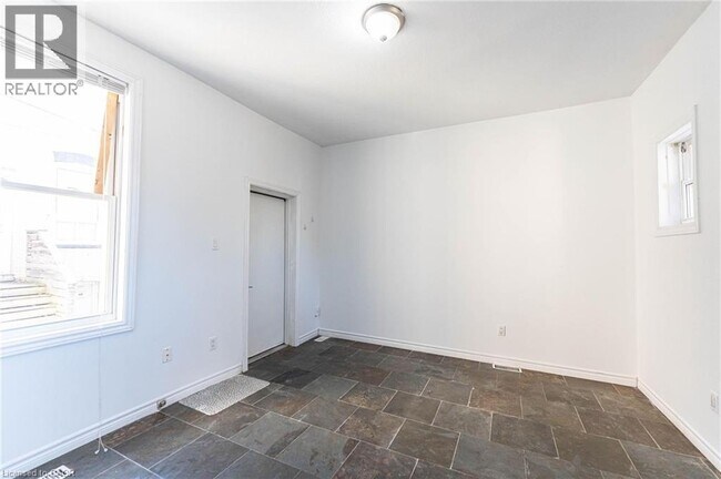 Photo du bâtiment - 265 Main St W