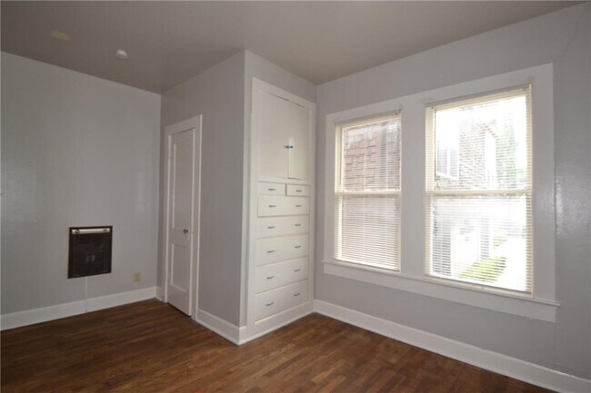 Building Photo - 915 W 21st St