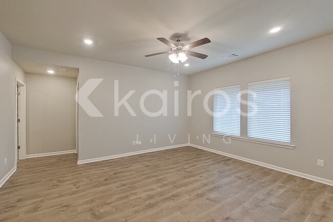 Building Photo - 413 Mango Dr