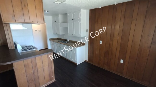 Building Photo - 3 Bedroom & 2 Bathroom Single Story Rental...