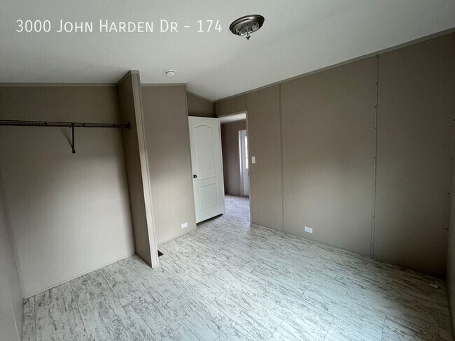 Foto del edificio - 3000 John Harden Dr