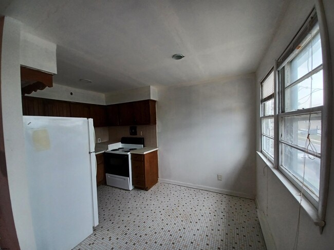 Building Photo - 1653 Beach Ave