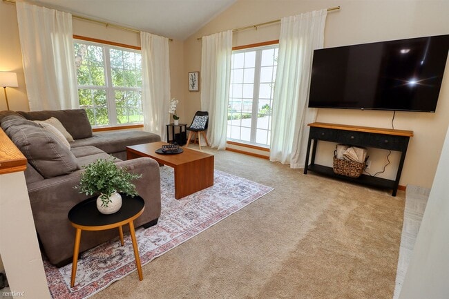 Building Photo - 4 br, 2 bath Townhome - 4032 North 56th St...