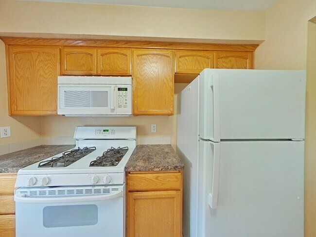 Building Photo - 3 Bedroom House ~ Close to Campus