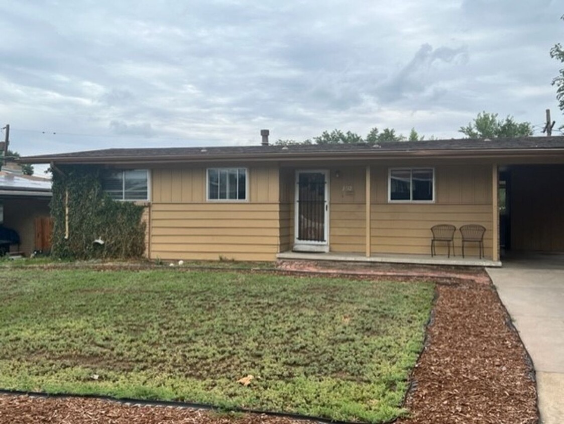 Foto principal - Cute 3 BR 1 bath home with large fenced ya...