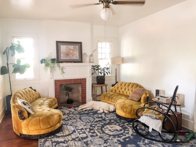 Foto del edificio - Spacious 2 Bedroom- 600 E. 41st- August Pr...
