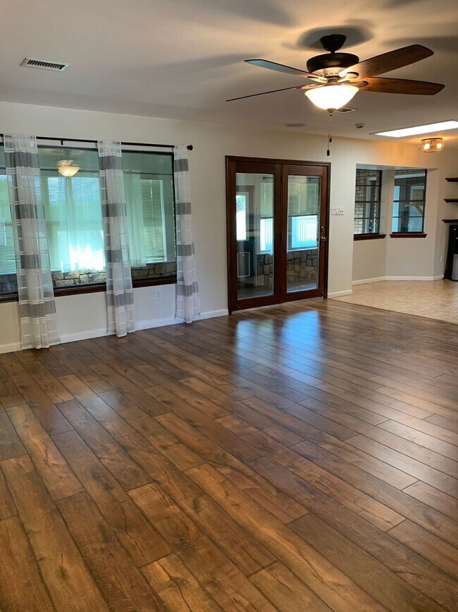 Building Photo - 421 Diamondhead Dr