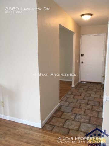 Building Photo - 2560 Lawnview Dr