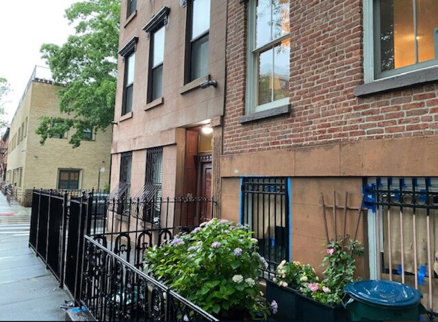 Primary Photo - 166 Hoyt St