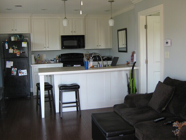Kitchen with breakfast bar - 915 Reynolds Ave