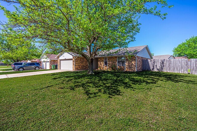 Foto del edificio - Corner-Lot 3Bedroom Charmer in Yukon with Fireplace & Enclosed Patio!