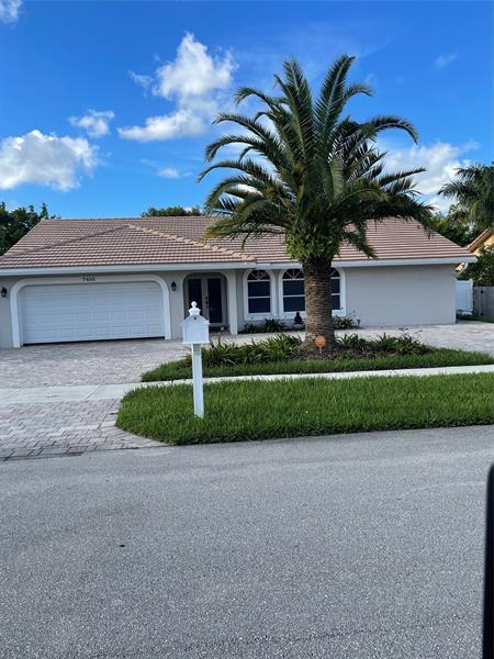Foto principal - 7485 Royal Palm Blvd