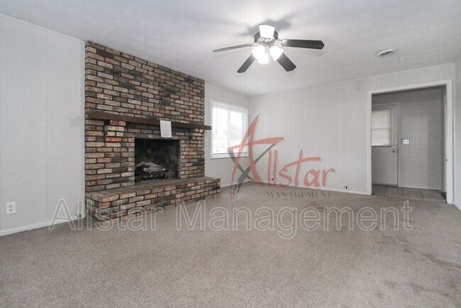 Foto del edificio - 3921 Sleepy Hollow Rd