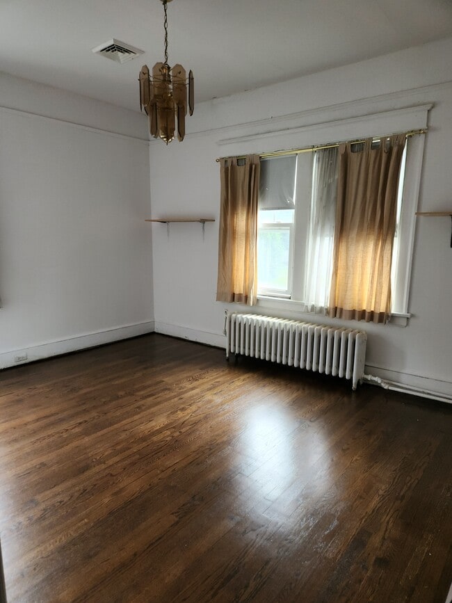 Building Photo - 547 Violet Ave