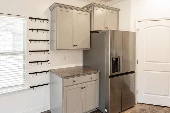 Building Photo - 308 River Rock Dr