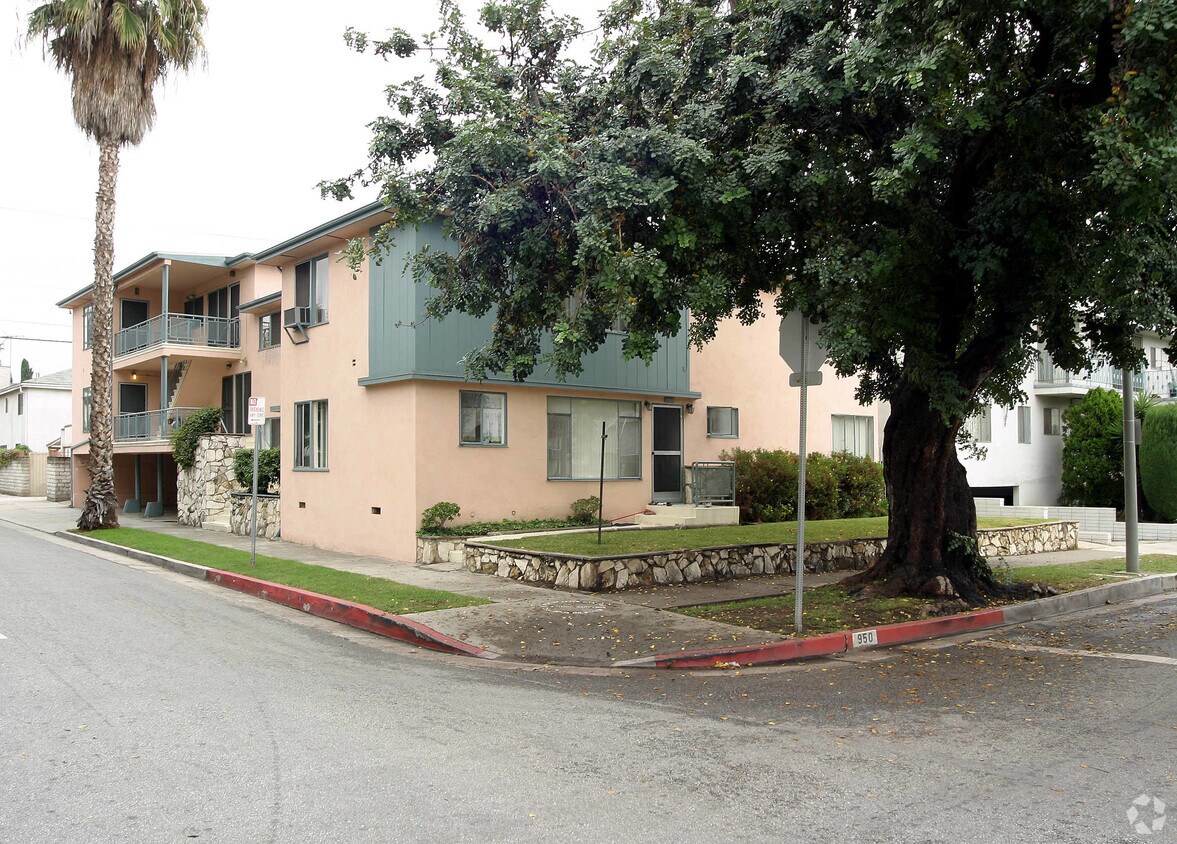 Building Photo - 7452 Romaine St