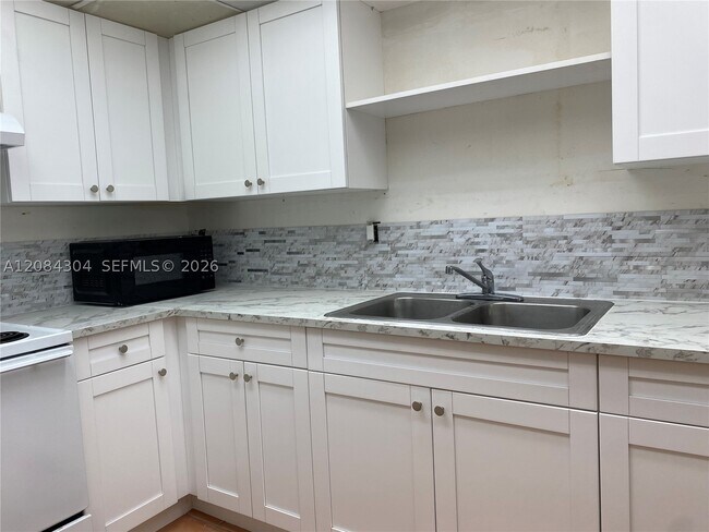 Foto del edificio - 10000 NW 80th Ct