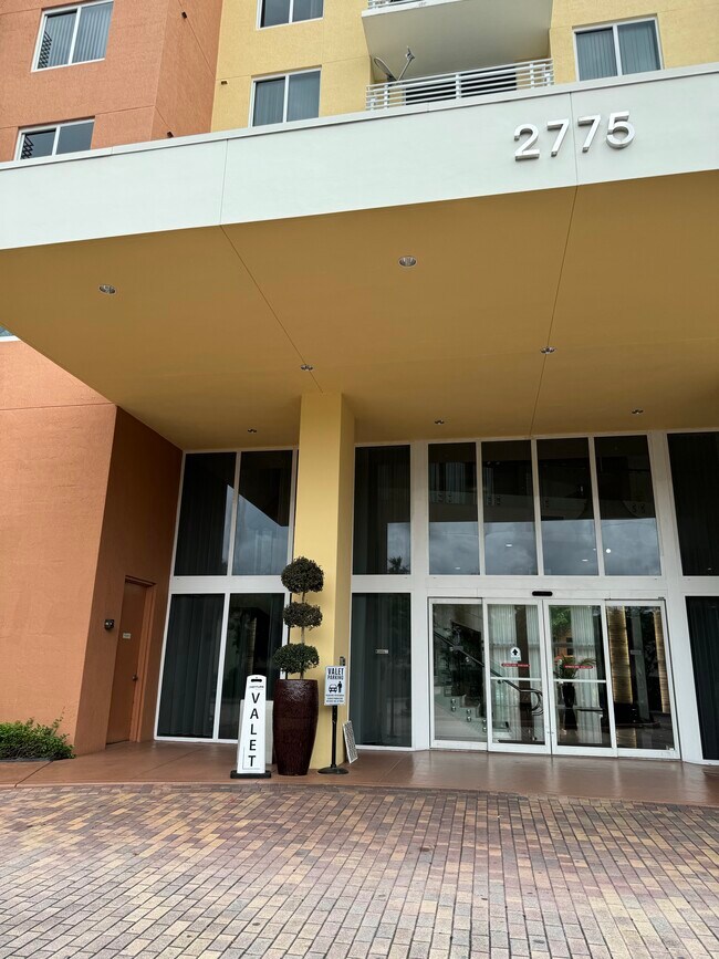 Entrada del edificio - 2775 NE 187th St