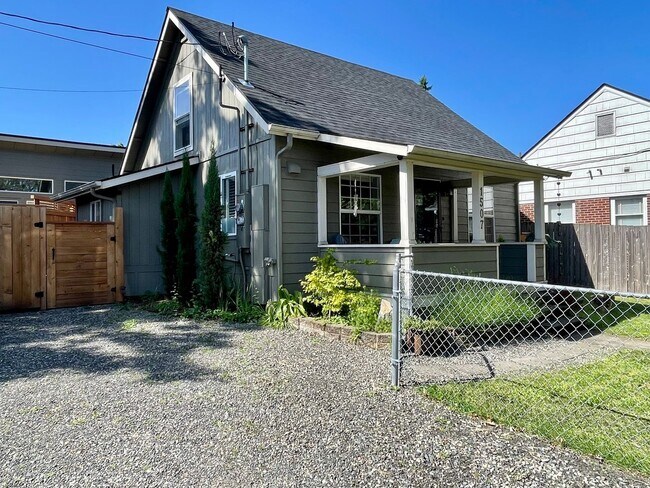 Foto del edificio - Charming 3-Bedroom Home in Prime Vancouver Location – Pet Friendly with Fenced Yard!