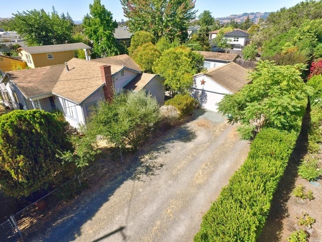 Building Photo - 887 1st St W