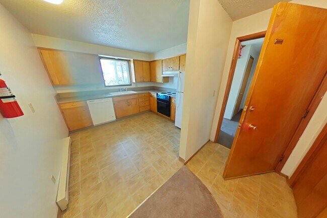 Building Photo - 2 Bedroom Apartment ~ Close to Campus