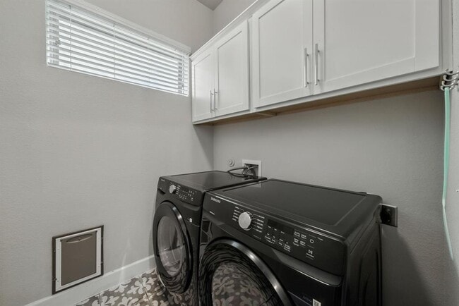 Foto del edificio - 5820 Harper Park Dr