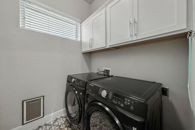 Building Photo - 5820 Harper Park Dr
