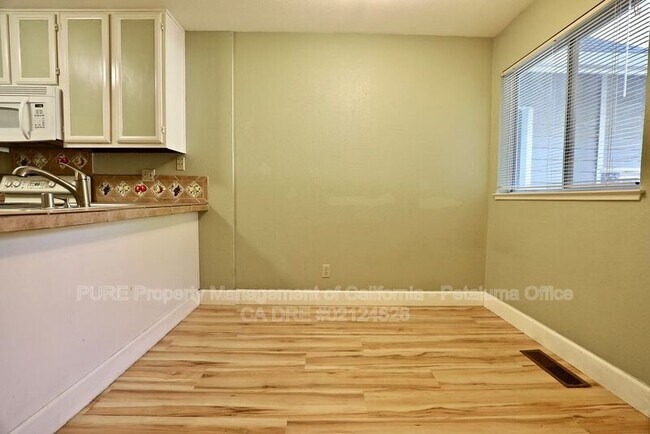 Building Photo - 21 Meadowbrook Ct