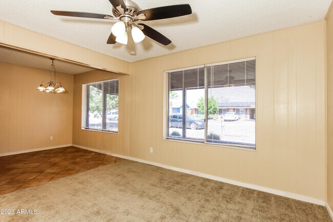 Foto del edificio - 2345 W Sunnyside Dr