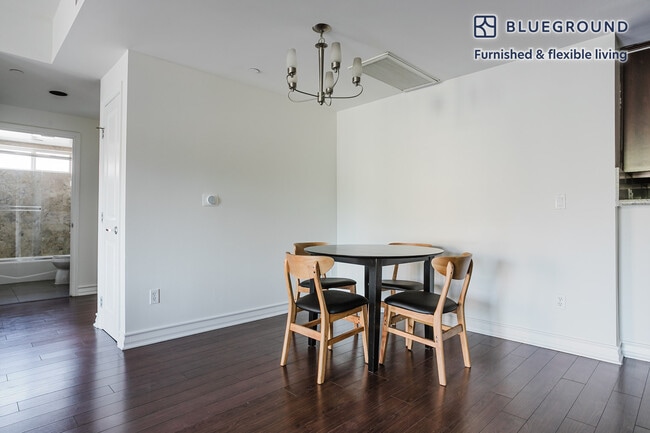 Foto del edificio - 1212 McClellan Dr