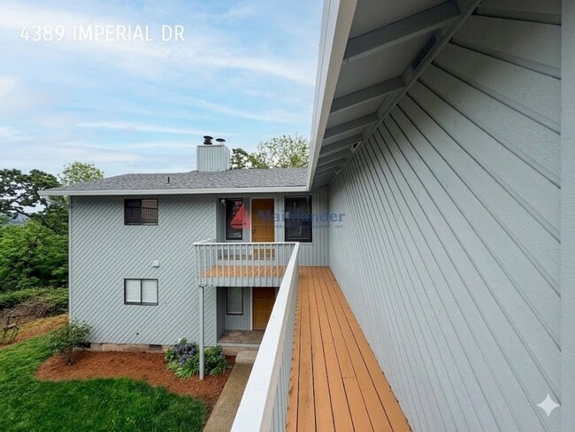 Building Photo - Brand New Flooring and Paint Upper Level Duplex