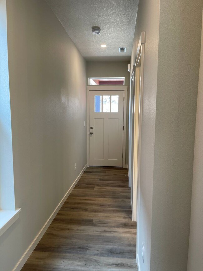 Building Photo - Beautiful New 3br/2ba House Available Now