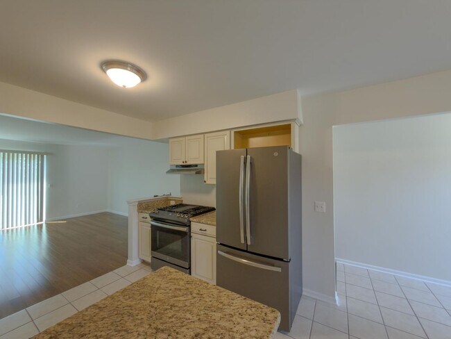 Foto del edificio - Move-In Ready Ranch Condo with Basement & Prime Location