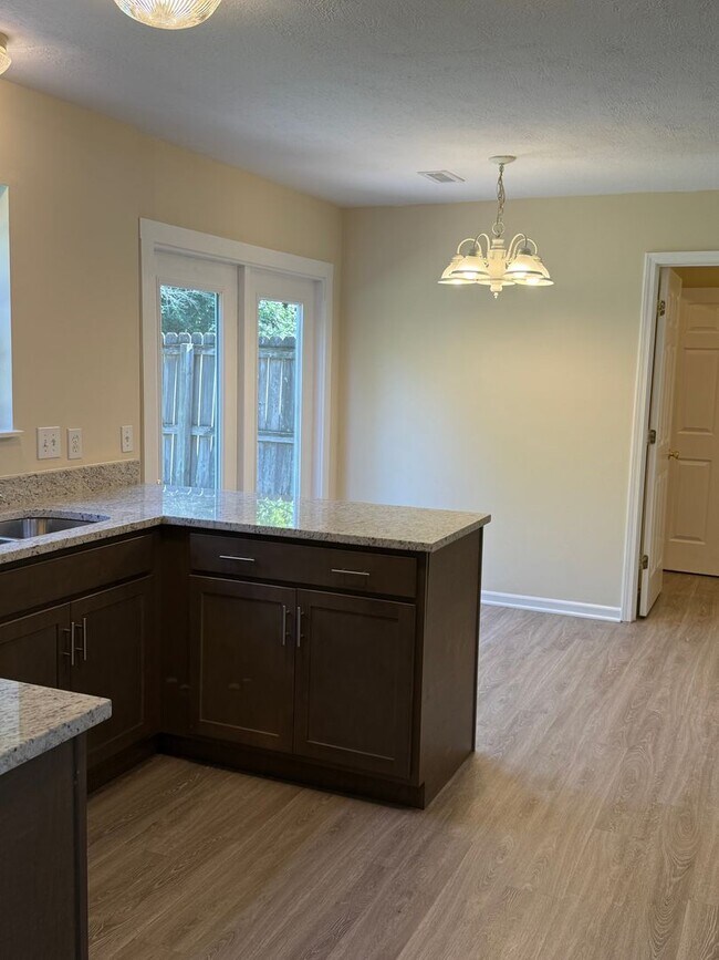 Building Photo - Updated 4 Bedroom 2.5 Bath house in conven...