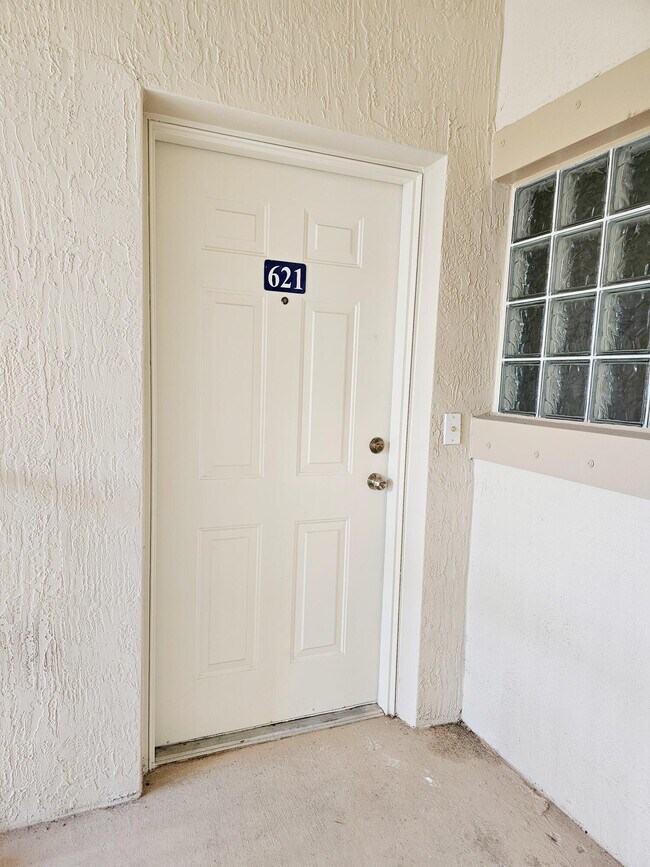 Foto del edificio - 1157 Golden Lakes Blvd