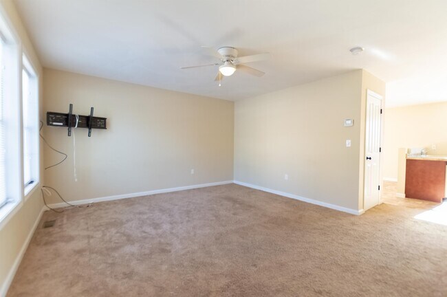 Building Photo - 60 Crescent Ln