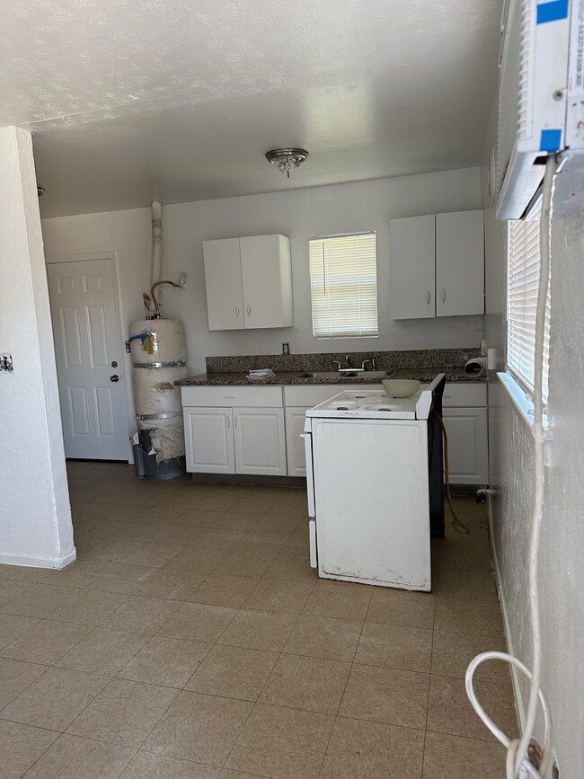Foto del edificio - 3143 E Clay Ave