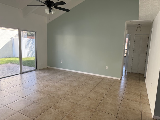 Building Photo - 467 Willow Tree Dr