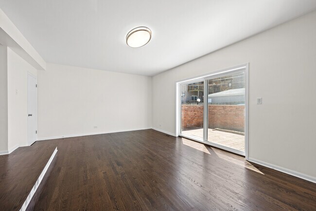 Building Photo - 1615 W Greenleaf Ave