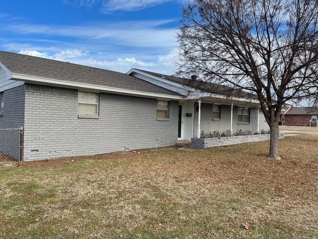 3 bed room home for rent in Moore! 2 baths, 2 car garage with fenced yard near Santa Fe and SW 4... - 3 bed room home for rent in Moore!  2 baths, 2 car garage with fenced yard near Santa Fe and SW 4...