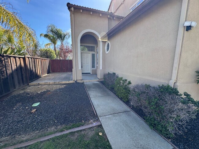 Foto del edificio - Gorgeous 6 Bedroom, 3 Bath Antioch Home